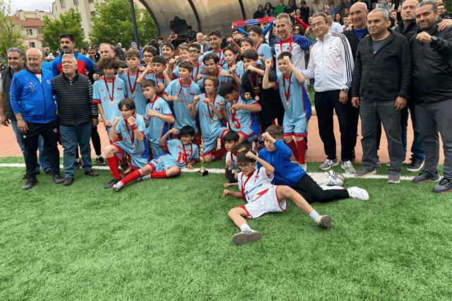 U13 Futbol Takımımızdan Tarihi Başarı: Eskişehir Şampiyonu Demirspor!